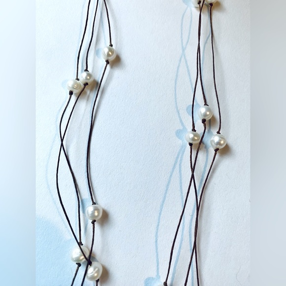 Freshwater pearl necklace with leather accent - Picture 3 of 7